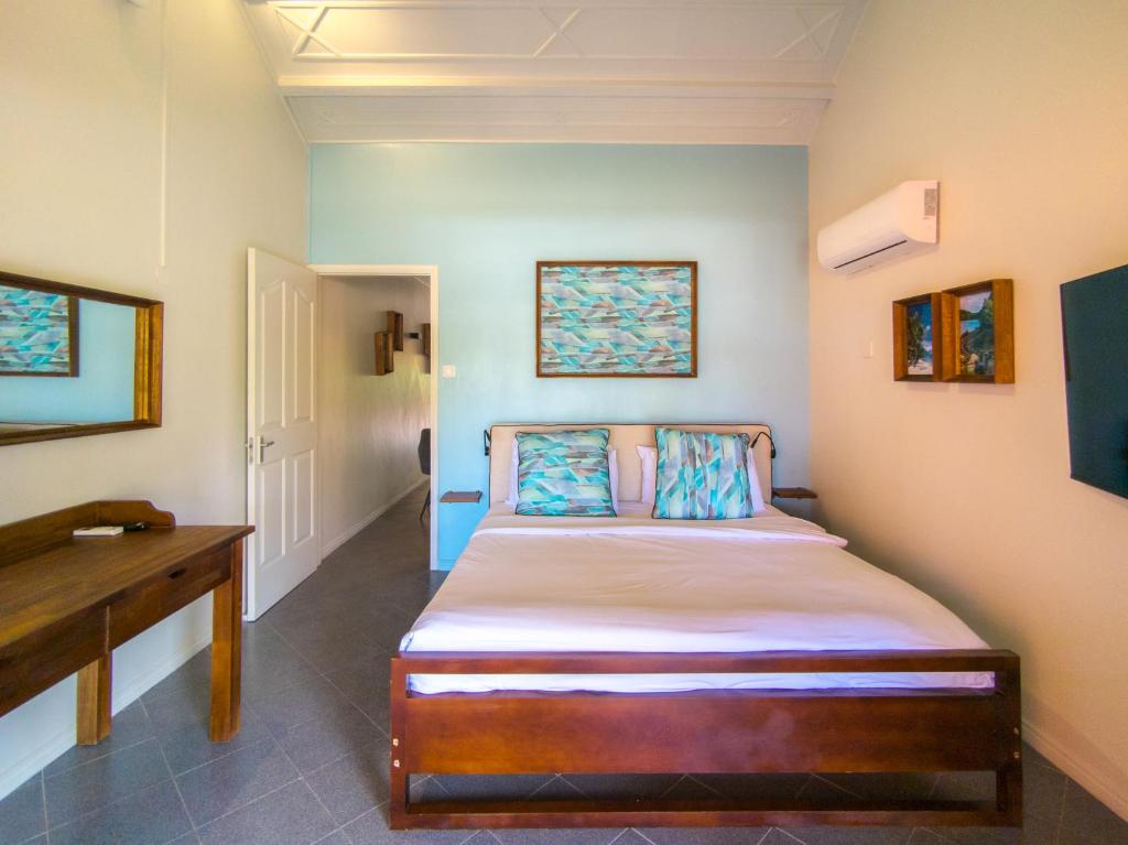 Numurs ar ērtu gultu Flowers of Paradise viesnīcā.