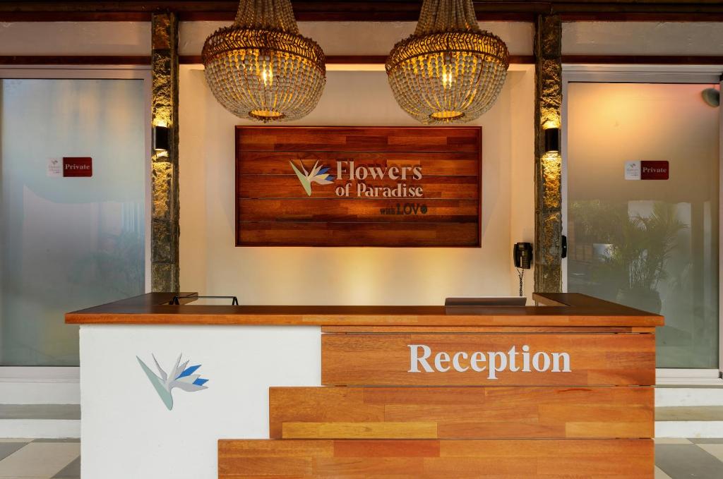 Flowers of Paradise reģistratūra ar elegantu apgaismojumu
