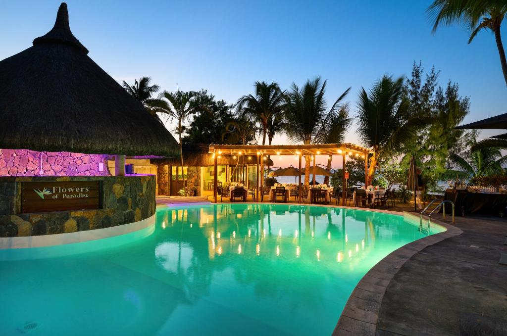 Flowers of Paradise baseins un bārs piekrastē