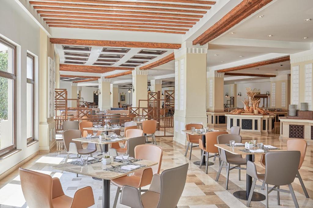Moderns restorāns ar gaišām telpām, koka griestiem un elegantiem galdiem, kas gaida viesus. Ērti krēsli un izsmalcināta atmosfēra nodrošina patīkamu maltītes pieredzi.