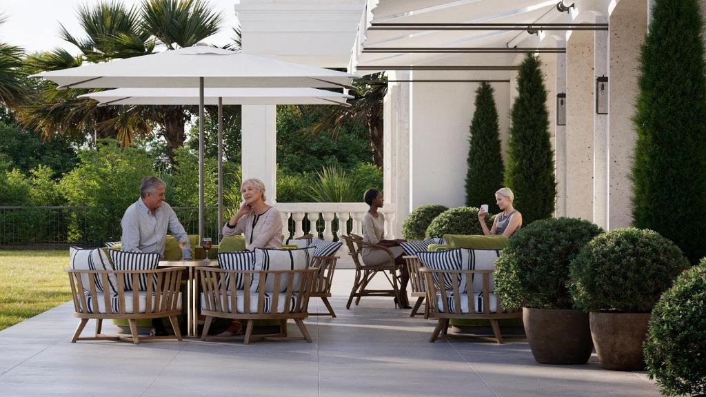 Gran Hotel Taoro terase ar ērtiem krēsliem un saulessargiem