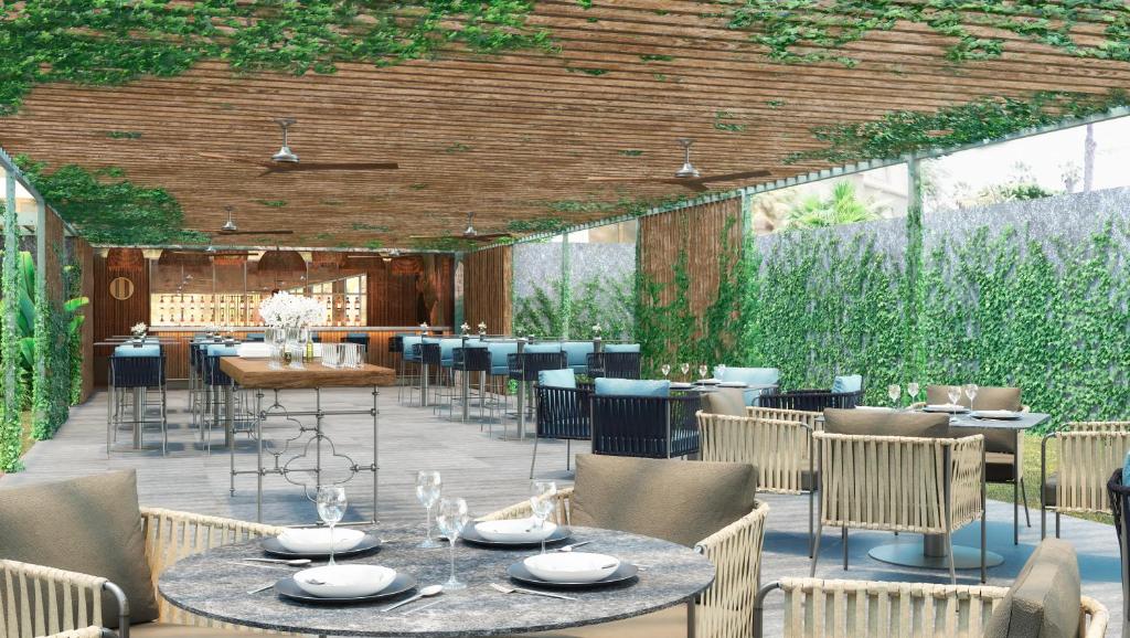 Gran Hotel Taoro āra restorāns ar zaļumiem un terasi