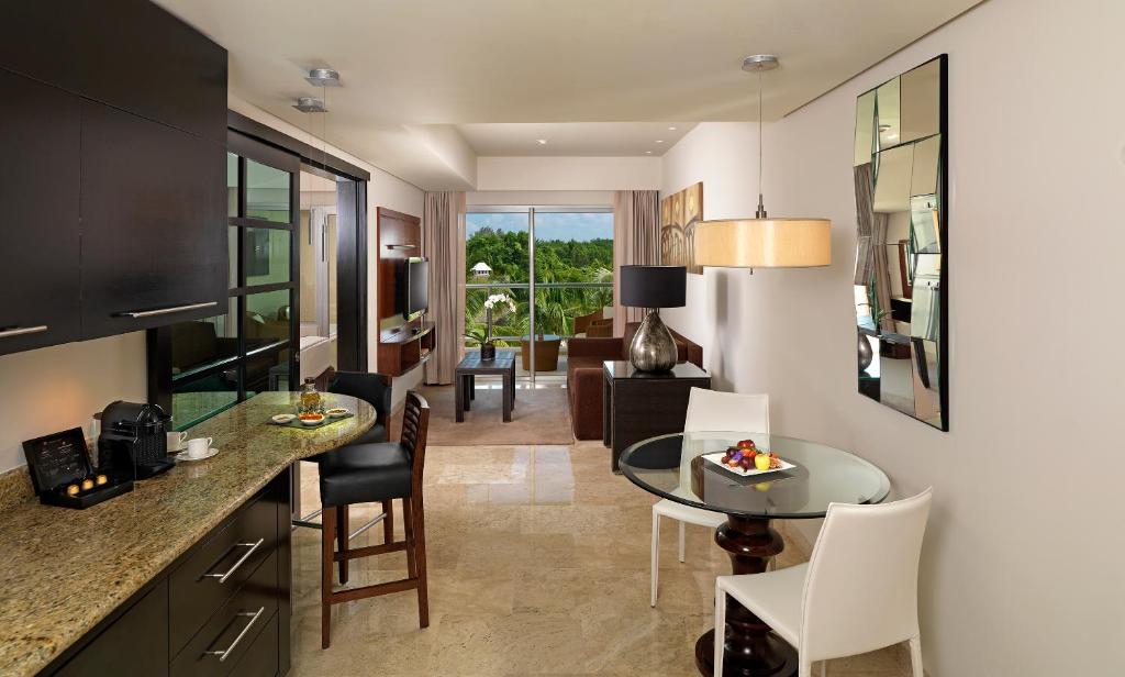 Mūsdienīgs numurs ar viesistabu un balkonu, Paradisus Playa del Carmen