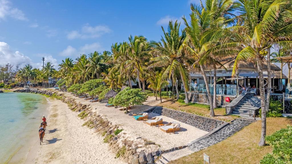 Seasense Boutique Hotel & Spa piekrastes skats ar palmu kokiem.