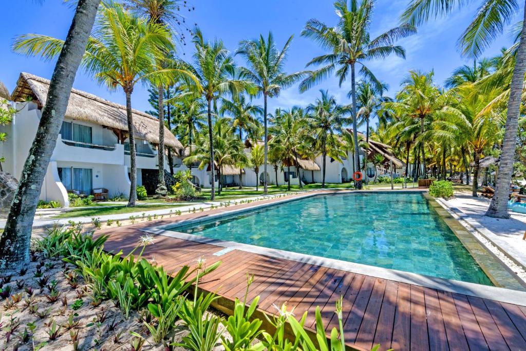 Seasense Boutique Hotel & Spa baseins ar palmu ieskautu teritoriju.