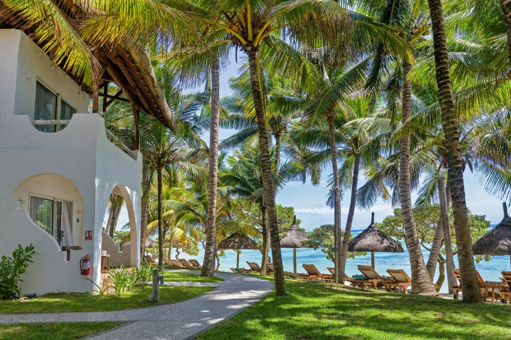 Seasense Boutique Hotel & Spa piekrastes ainava ar palmām