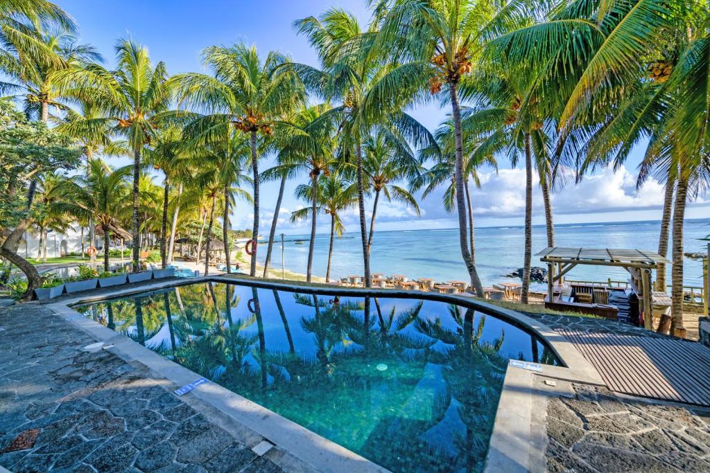 Seasense Boutique Hotel & Spa piekrastes baseins ar palmām