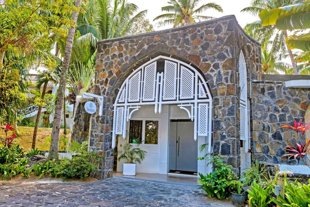 Seasense Boutique Hotel & Spa ieeja ar tropu augiem.