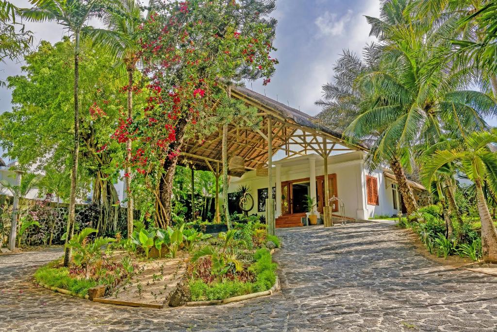 Seasense Boutique Hotel & Spa ieeja ar tropiskiem augiem