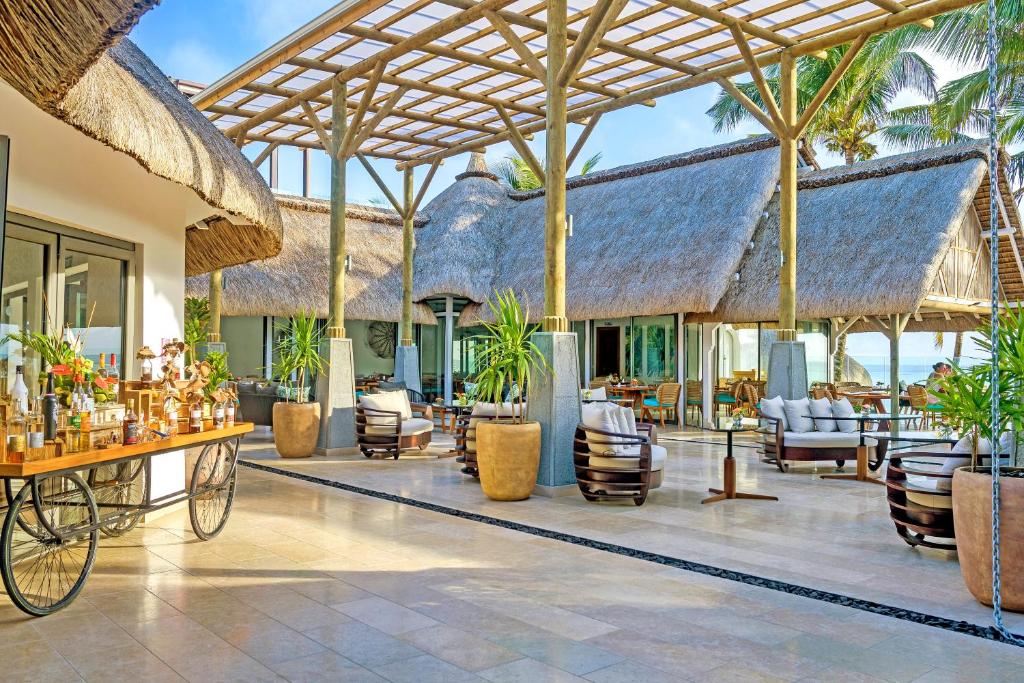 Seasense Boutique Hotel & Spa āra atpūtas zona ar koka mēbelēm