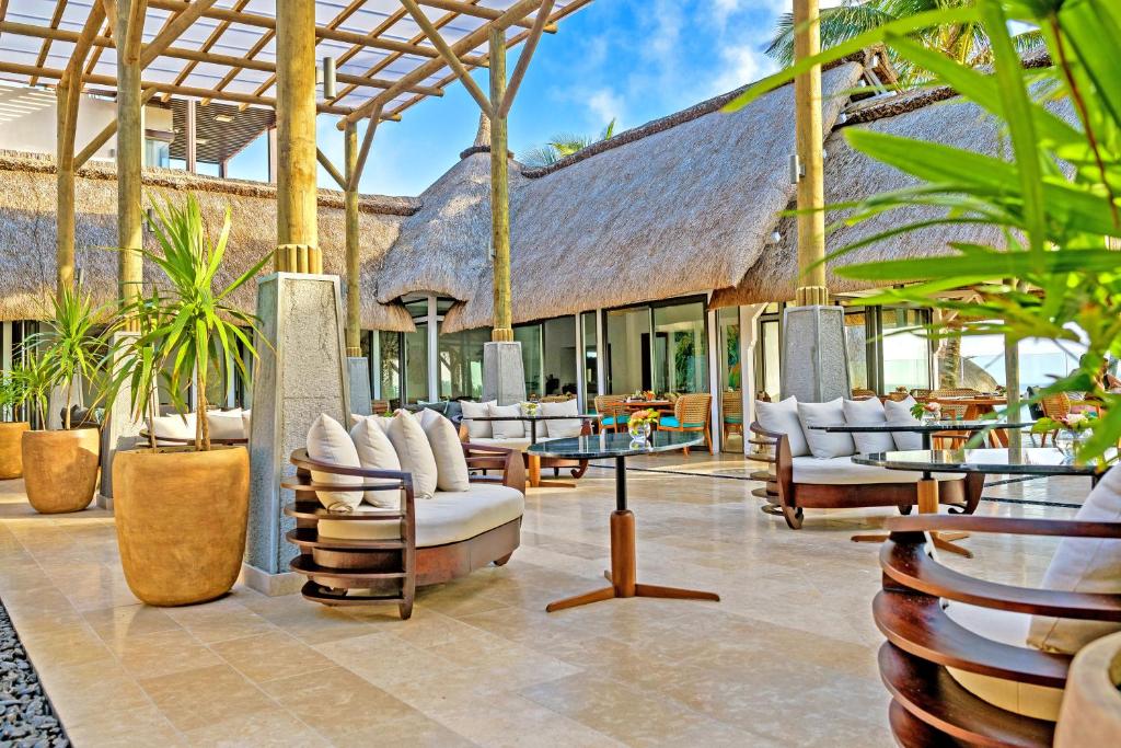 Seasense Boutique Hotel & Spa terase ar tropiskiem augiem