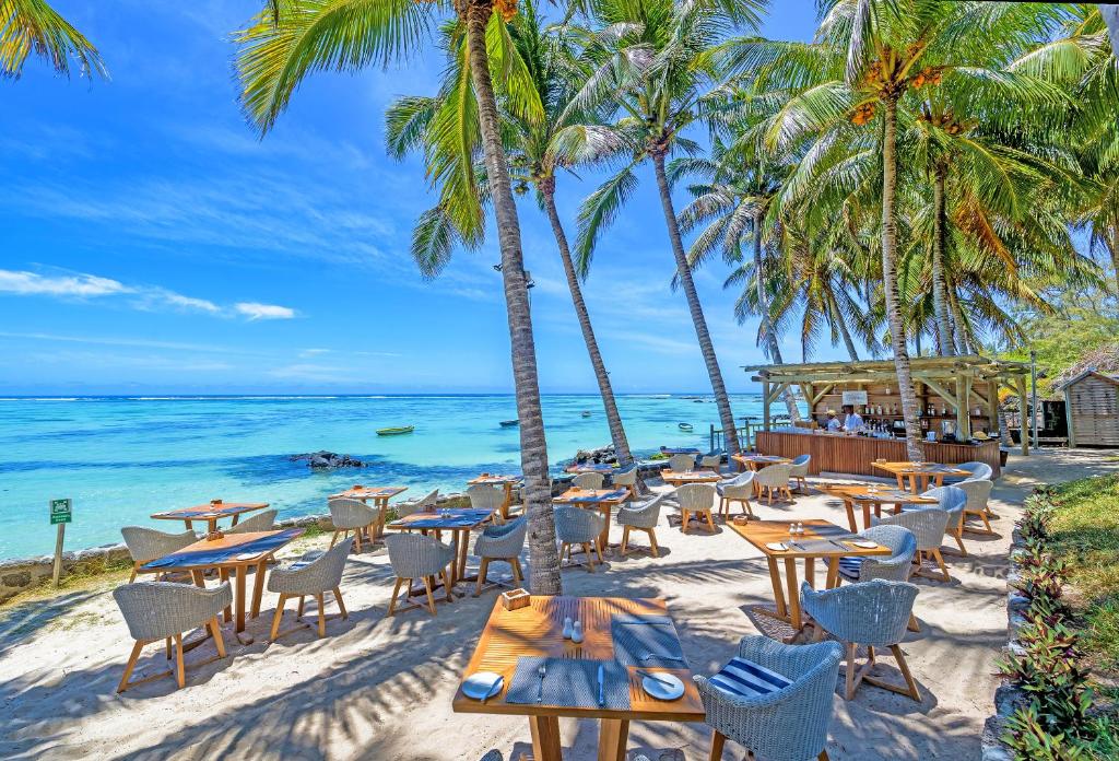 Seasense Boutique Hotel & Spa pludmales restorāns zem palmām