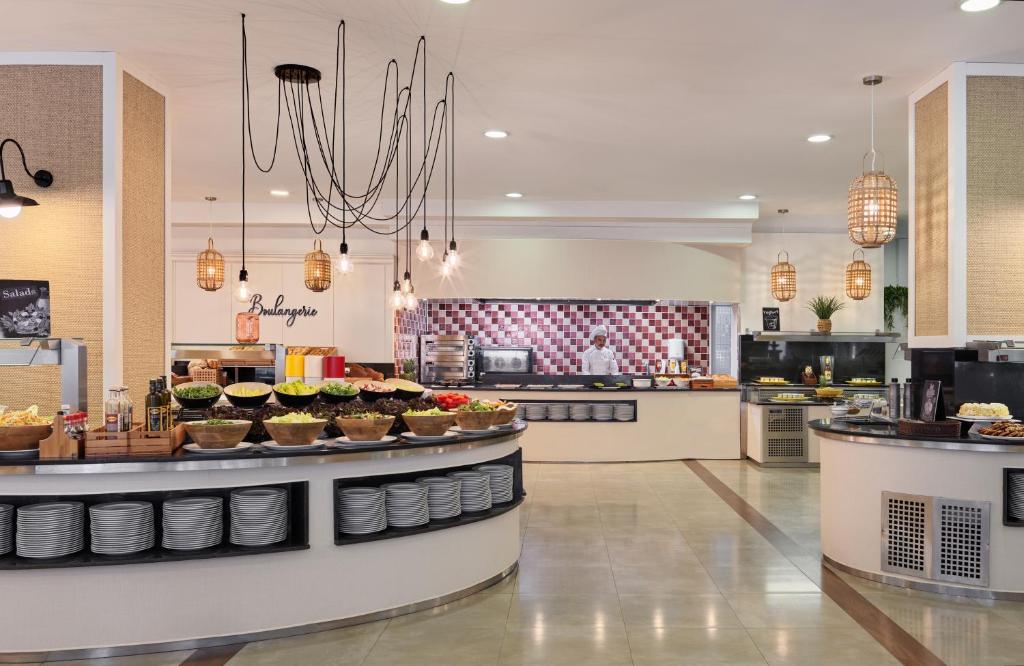 Mūsdienīgs bufetes stils restorāns ar plašu salātu izvēli, elegantiem gaismas ķermeņiem un viesmīli, kas gatavo ēdienus. Interjers ar siltām krāsām un pievilcīgu dizainu.