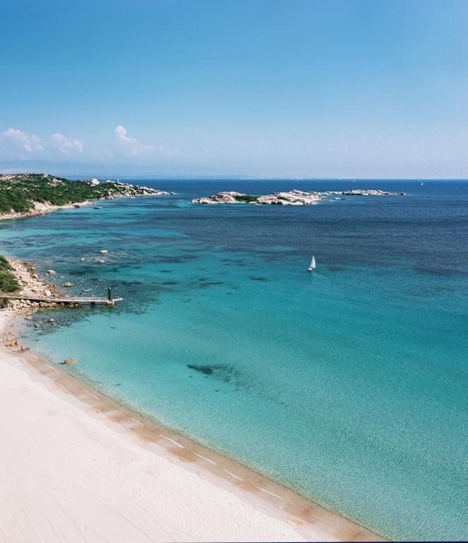 Mangia's Sardinia Resort piekrastē ar tirkīza jūru