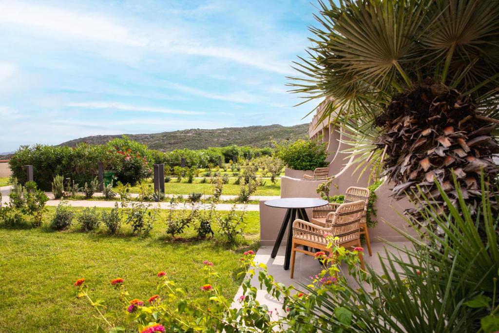 Mangia's Sardinia Resort dārzs ar skatu uz kalniem
