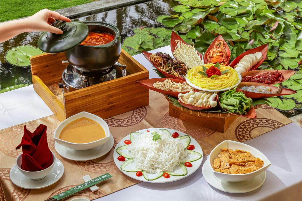 Svaigās sastāvdaļas un karsta zupa, kas pasniegta ar dažādām nūdelēm, dārzeņiem un garnelēm, veido krāšņu ēdienu izkārtojumu. Ideāla izvēle gardēžiem, kas meklē autentisku kulinārijas pieredzi.