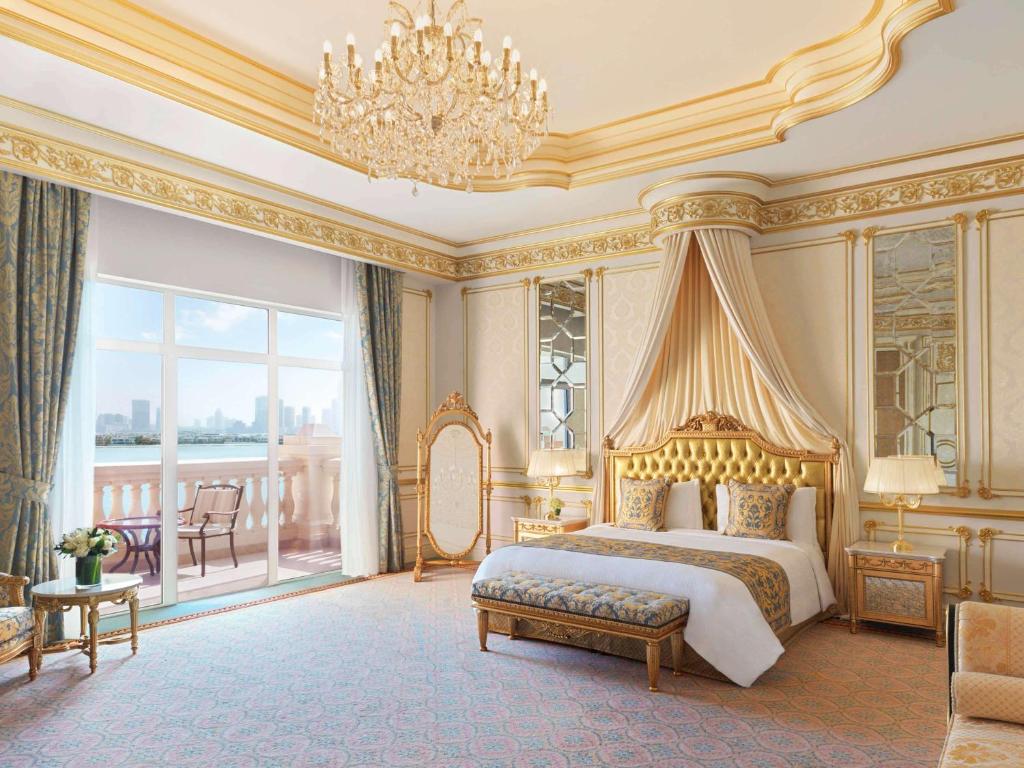 Luksusa viesnīcas numurs ar zeltītiem elementiem, greznu gultu un skatu uz pilsētu. Interjers izceļas ar elegantu dizainu un gaismas spilgtumu.