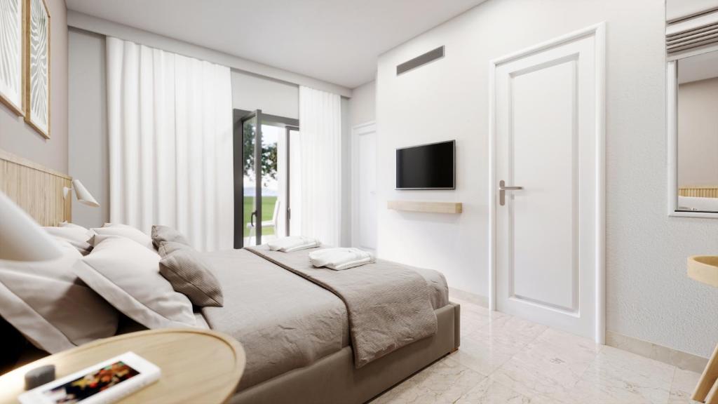 Moderns guļamistabas interjers ar gultu, televizoru un atvērtām durvīm uz balkonu, kas piedāvā dabas skatu. Gaismas un neitrālas krāsas rada mierīgu atmosfēru.
