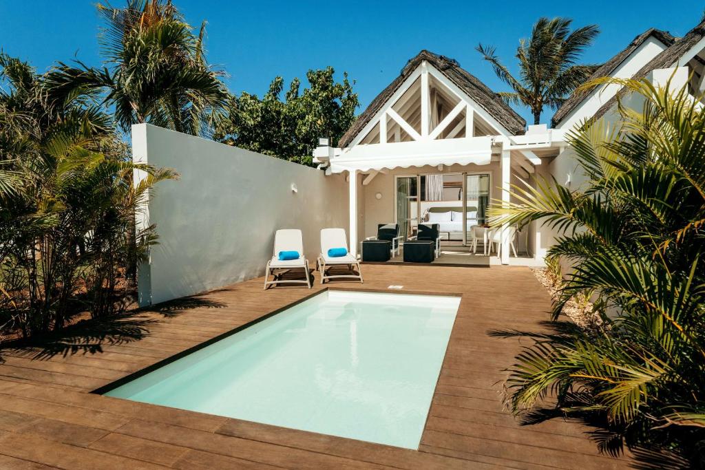 Mūsdienīga atpūtas zona ar privātu baseinu, apzaļumotu vidi un saulainu skatu. Ideāla vieta relaksācijai un baudīšanai.