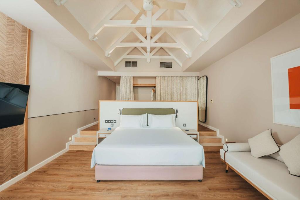 Mūsdienīgs viesnīcas numurs ar plašu gultu, koka grīdu un elegantu interjeru, kurā ir gaisa kondicionētājs un televizors. Telpas ir gaišas un ērti iekārtotas atpūtai.