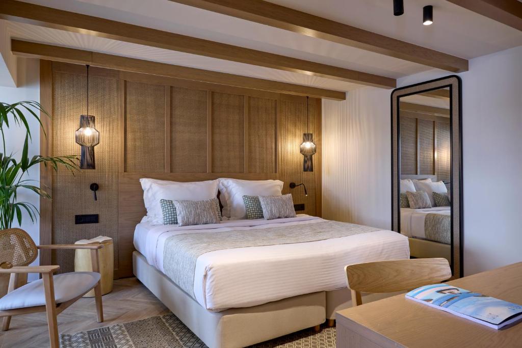 Mūsdienīgs numurs ar divguļamo gultu un dabīgiem elementiem, Mirabello Bay Luxury Resort.