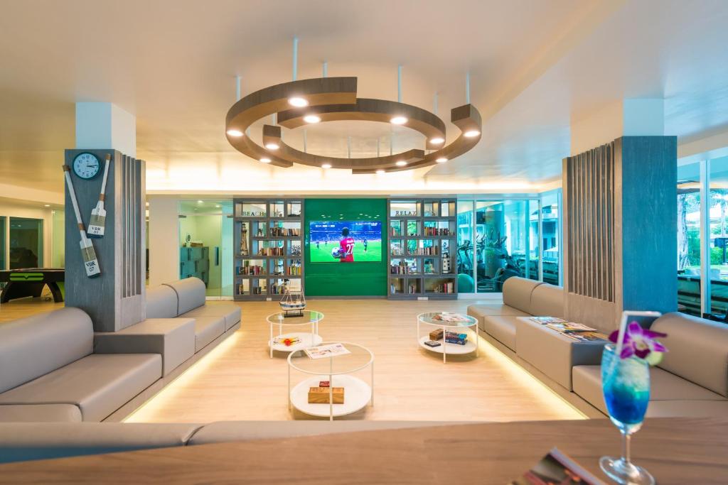 Mūsdienīga atpūtas zona ar televizoru un dzērienu pie Katathani Phuket Beach Resort