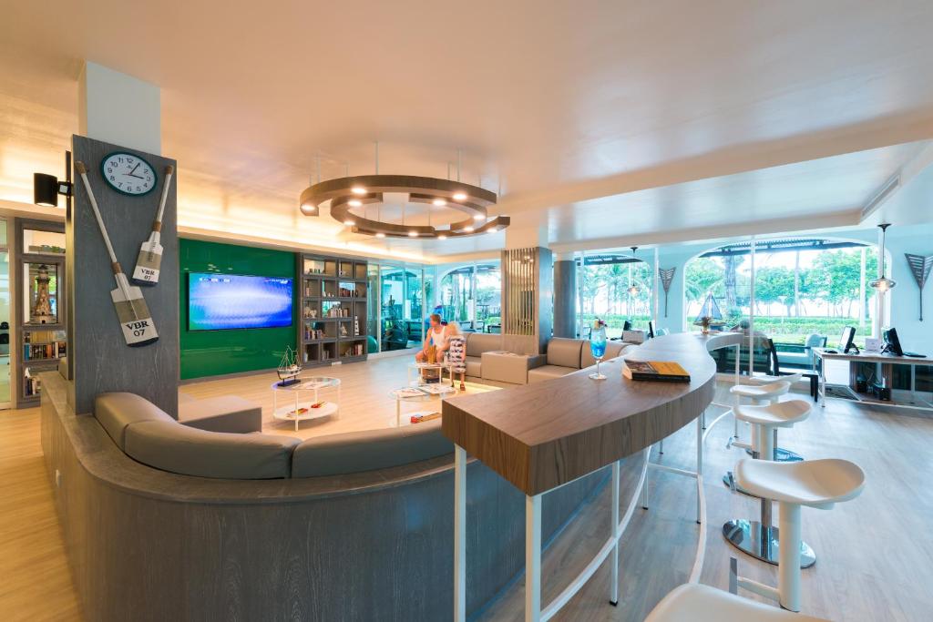 Moderns atpūtas stūris Katathani Phuket Beach Resort ar skatu uz dārzu.