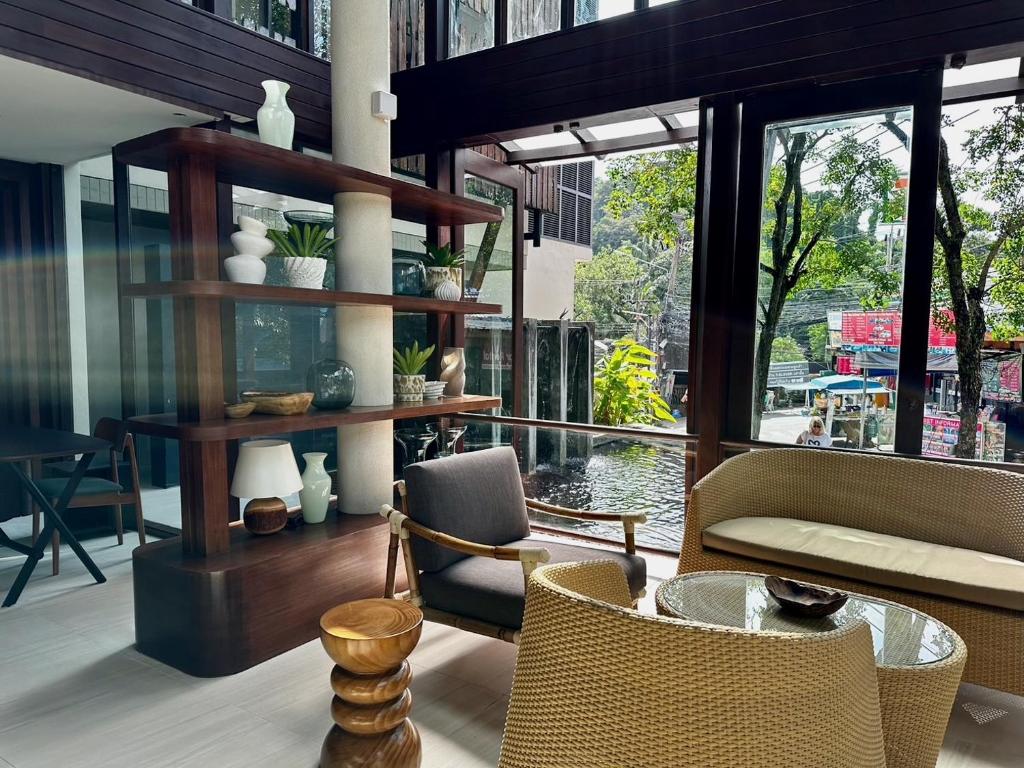 Mūsdienīga interjera dizaina telpa ar koka plauktu, kas dekorēts ar augiem un traukiem, un lieliem logiem, caur kuriem redzama ārējā ainava.