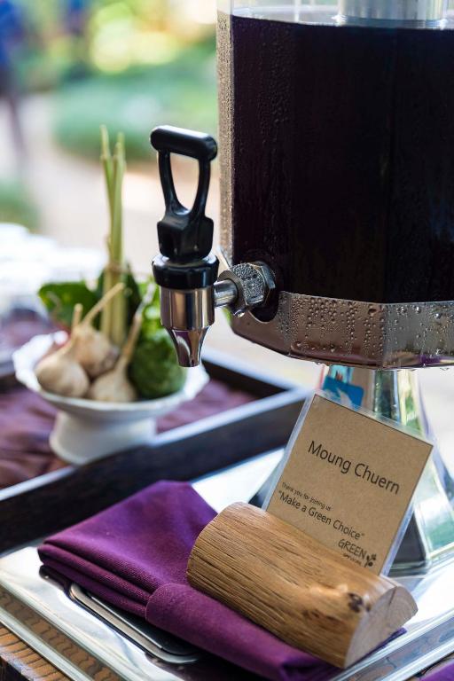 Dzeramais šķidrums, kas pasniegts dzērienu dispensē, ar etiķeti 