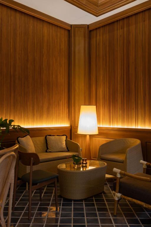 Mūsdienīgs un elegants interjers ar koka apdari, ērtām mēbelēm un siltu apgaismojumu, radot relaksējošu atmosfēru.