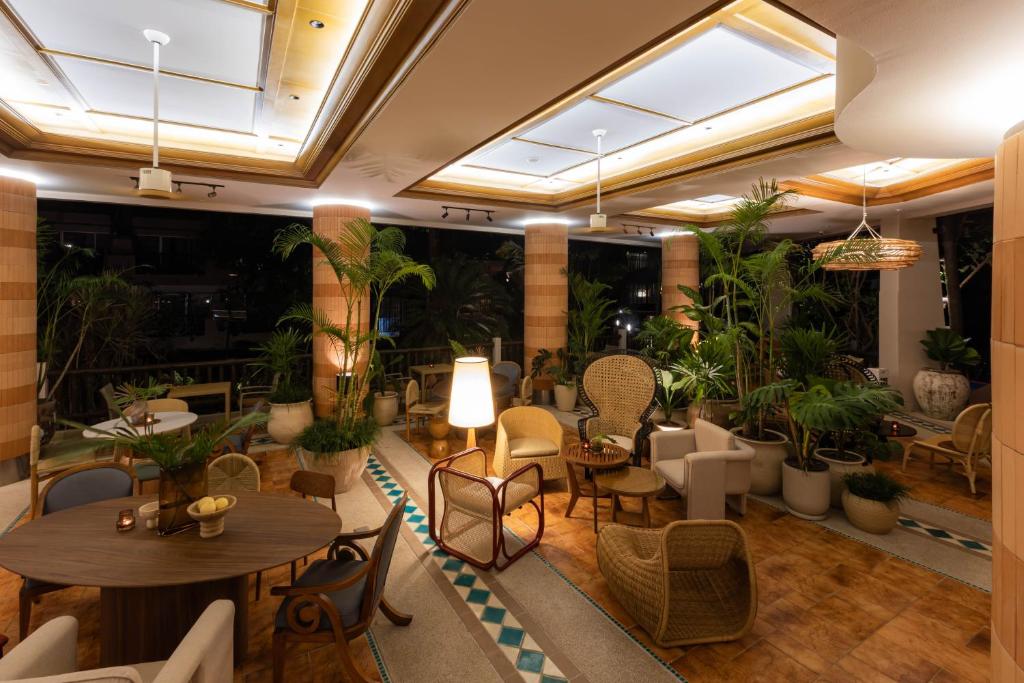 Mūsdienīgs un elegants interjers ar daudzām augiem, kas rada relaksējošu atmosfēru. Telpa ir izgaismota ar siltām gaismām, kas akcentē stilīgu mēbeļu dizainu.