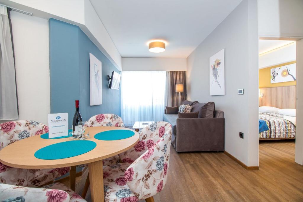 Mūsdienīgs viesnīcas numurs Sunny Days Hotel-Apartments ar viesistabu un guļamistabu.