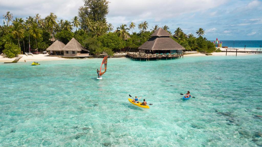 Tropu pludmale ar skaidru ūdeni un tradīciju mājām, kur cilvēki nodarbojas ar ūdens sporta aktivitātēm, piemēram, vindsērfingu un kajakošanu.
