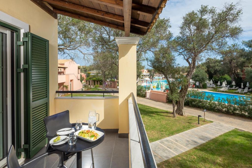 Privātais balkons ar skatu uz baseinu Sentido Apollo Palace.