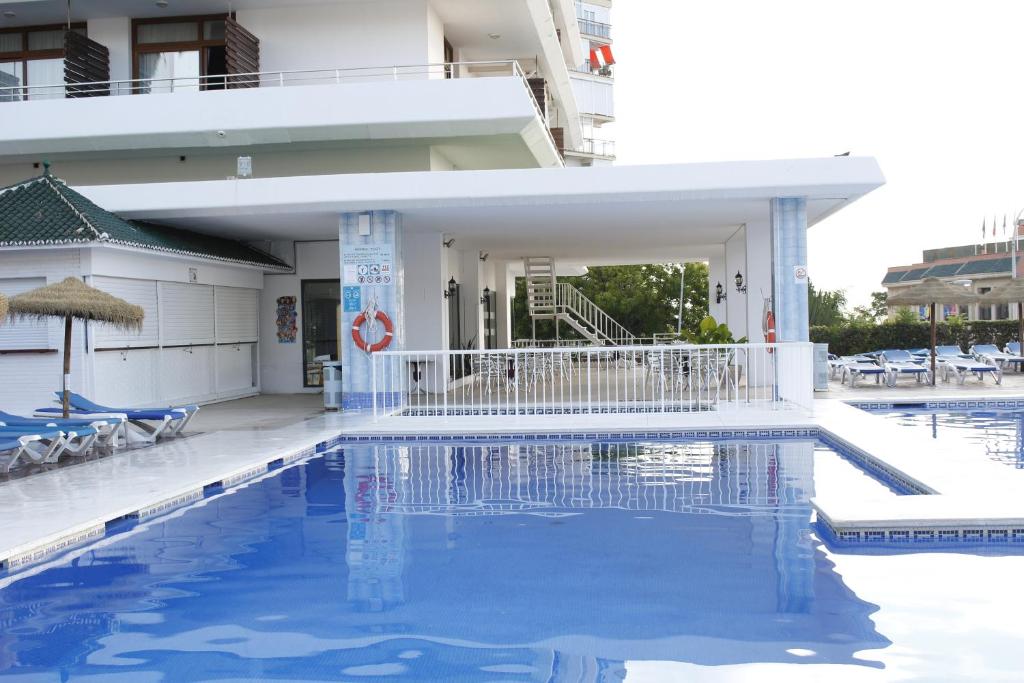 Baseins ar skaidru zilu ūdeni un viesnīcas ēka, kas atrodas blakus tam. Ap ūdeni ir sauļošanās krēsli un ēka ar jumtu. Ideāla vieta atpūtai un relaksācijai.