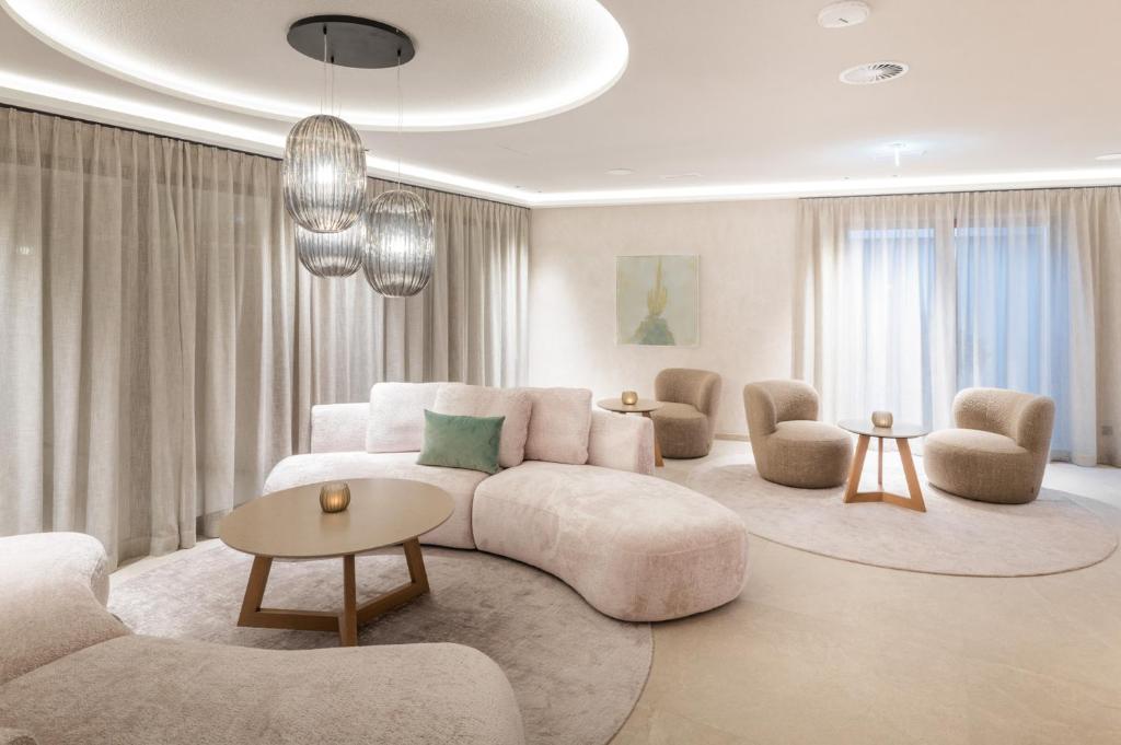 Mūsdienīgs interjers ar gaišām krāsām, ērtiem dīvāniem un apaļām krēsliem. Telpā ir izsmalcināti apgaismojuma elementi un plīša paklāji, kas rada relaksējošu atmosfēru.