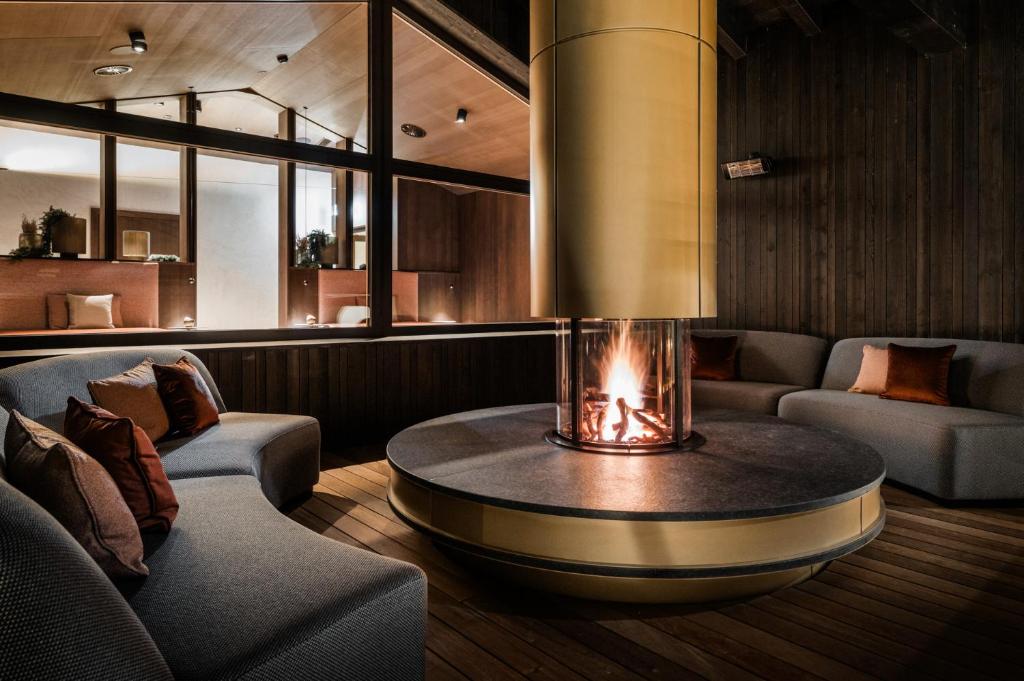 Mūsdienīgs interjers ar centrālo kamīnu, apkārt sēdvietām un siltu apgaismojumu, radot mājīgu atmosfēru. Ideāla vieta relaksācijai un atpūtai.