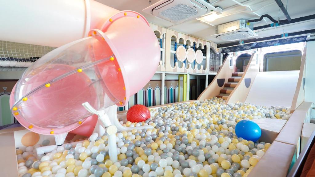Bērnu rotaļu telpa ar slidkalniņu un bumbiņu baseinu Sugar Marina Pop