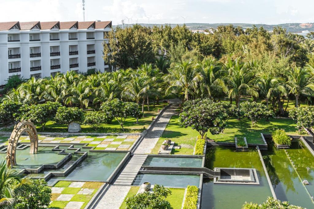 Zaļš dārzs ar palmām un ūdens elementiem, kas atrodas blakus viesnīcai. Ideāla vieta relaksācijai un atpūtai.