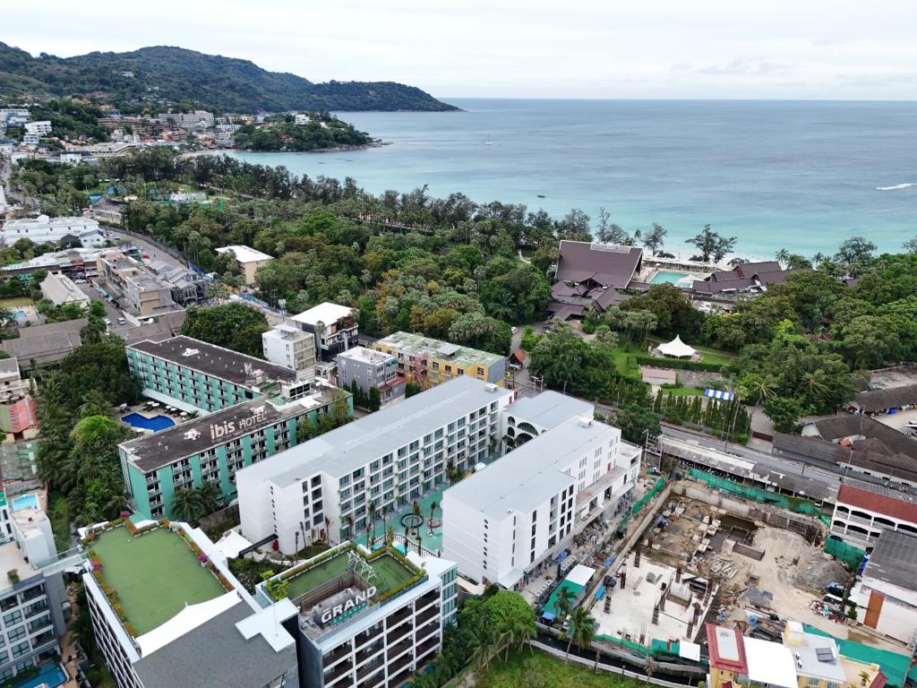Skats no augšas uz viesnīcu Ibis un piekrasti Phuket
