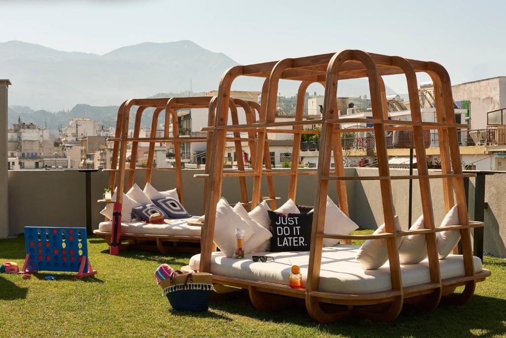 Mūsdienīgs terases dizains ar divām koka atpūtas gultām un spilveniem, kas papildināts ar spēlēm un relaksējošu atmosfēru. Ideāla vieta atpūtai un izklaidei.