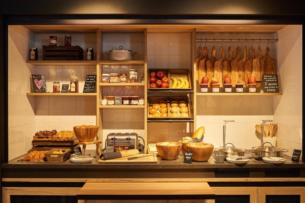 Svaigā un pievilcīgā brokastu stacija ar dažādiem gardumiem, tostarp maizēm, augļiem un iecienītām piedevām. Interjers ir silts un viesmīlīgs, radot patīkamu atmosfēru.