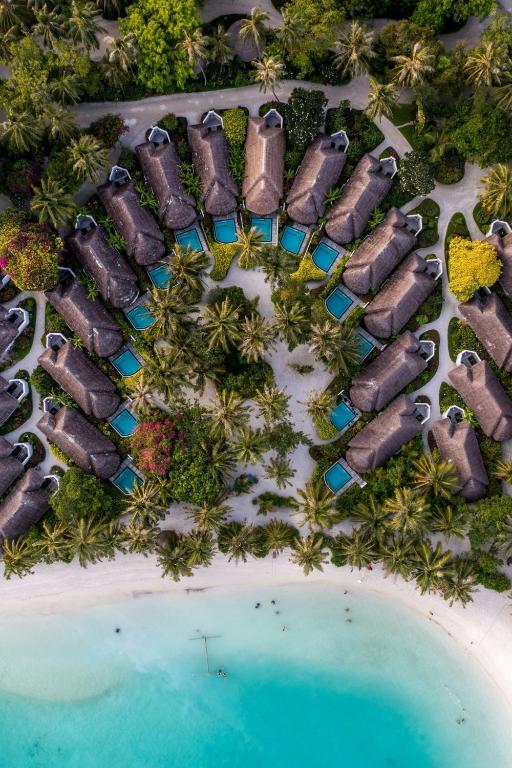 Tuvumā esošs kūrorts ar pludmali un palmām, kur mājiņas ir sakārtotas aplī ap baseiniem. Skaista ainava ar dzidru zilu ūdeni un smilšu krastu.