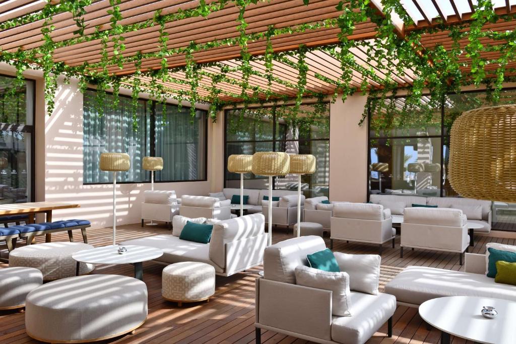 Mūsdienīgs un elegants atpūtas telpa ar gaišām mēbelēm, apzaļumotu griestu konstrukciju un plašām logiem, kas nodrošina dabiska apgaismojuma plūsmu. Ideāla vieta relaksācijai un socializācijai.