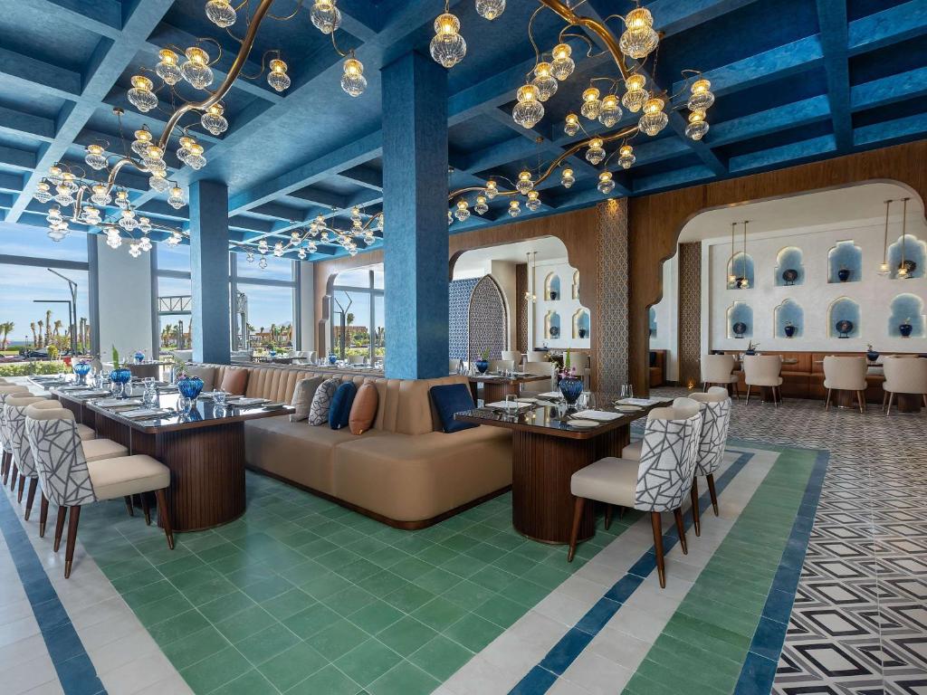 Moderns restorāns ar elegantu interjeru, kas iekārtots ar stilīgām lampām un krāšņām mēbelēm. Telpa ir gaiša un plaša, ar skatu uz ārējo dabu.