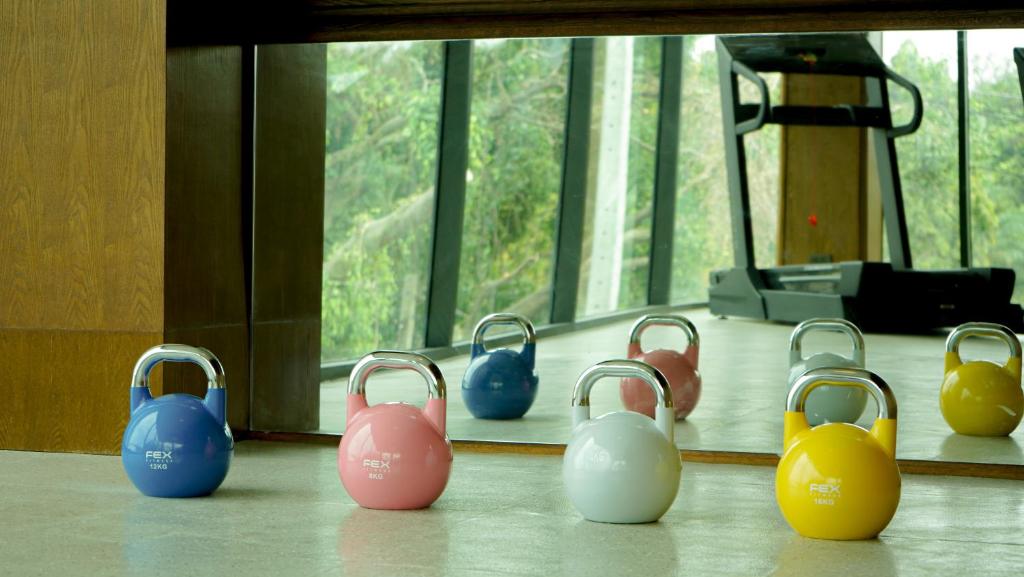 Vingrošanas aprīkojums viesnīcā Sugar Marina Pop ar kettlebell svaru un skrejceliņu