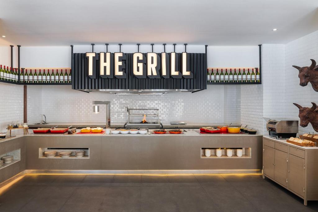 Restorāns The Grill ar gaļas ēdienu piedāvājumu viesnīcā Melia Casa Maya.