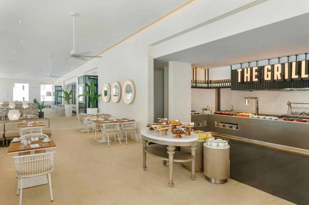 Viesnīcas Melia Casa Maya restorāns ar modernu interjeru un bufeti.