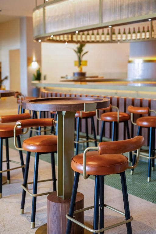 Mūsdienīgs bārs Melia Casa Maya ar stilīgām krēslām un elegantu interjeru.