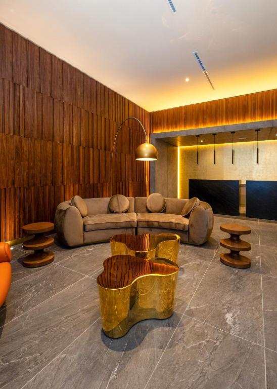 Mūsdienīgs viesnīcas Melia Casa Maya interjers ar komfortablu dīvānu